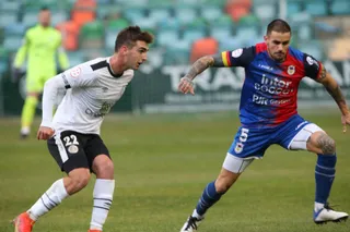 Manín, en una acción ante el Langreo / FOTO SALAMANCA24HORAS.COM
