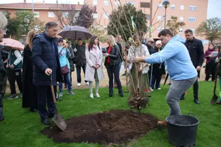 Plantación Jardín de Kalynas en el barrio de Chamberí, como símbolo de unión entre Ucrania y Salamanca. Foto Andrea M.