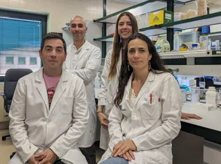 De izquierda a derecha, José David Flores, Raúl Rivas, Rocío Roca y Paula García. Foto: Grupo de Interacciones Microbianas