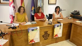 La concejala de Igualdad, Pilar García, la alcaldesa de Peñaranda, Carmen Ávila y la artista Marta Arroyo en la presentación del nuevo mural