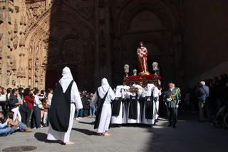 Salida de Nuestro Padre Jesús del Vía Crucis de la Catedral Nueva de Salamanca | Andrea Mateos