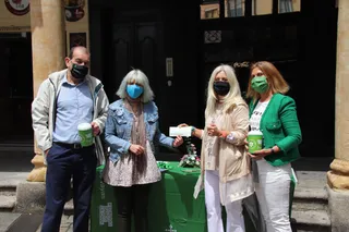 Momento del donativo de la Diputación a la AECC