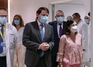 La ministra de Sanidad, Carolina Darias, visita con el presidente de la Junta de Castilla y León, Alfonso Fernández Mañueco, el Hospital de Salamanca. ICAL