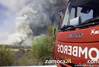 Más de una veintena de medios luchan para extinguir un incendio en Limianos de Sanabria