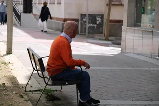 Un anciano sentado en un banco Foto de archivo tercera edad pensiones