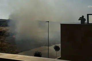 Incendio de pasto en la calle Félix Candela (Aldeatejada) | Imagen cedida por Eventus Culture Group Carbajosa De La Sagrada