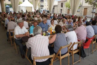 Los mayores disfrutan las fiestas de Villamayor