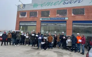 Los trabajadores de ambulancias se concentran a las puertas de su oficina este lunes