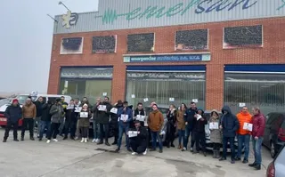 Los trabajadores de ambulancias se concentran a las puertas de su oficina este lunes