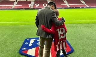 María junto al diestro Gonzalo Caballero. Foto Redes: @gonzalocaballeroo | @mariacmfutbolera
