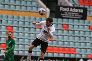 Sergio Ayala despeja de cabeza ante el Compostela.
