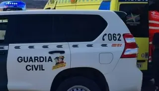 Ambulancia y Guardia Civil. Foto de archivo
