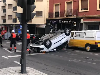 Vuelco de un vehículo en la avenida Campoamor