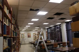 Se desprende parte del falso techo de la biblioteca de Libreros
