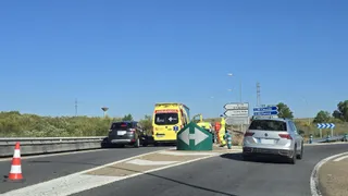 Colisión entre un camión y un turismo junto al puente de la Salud