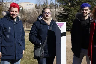 Descubrimiento de un monolito en defensa de los derechos del colectivo LGTBI +