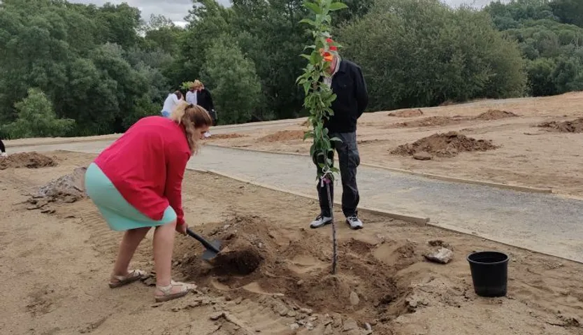 Los vecinos de Santa Marta en la plantación de árboles en el nuevo tramo del paseo fluvial