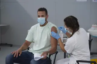 Un joven recibe la vacuna Pfizer