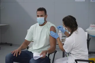 Un joven recibe la vacuna Pfizer