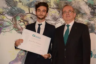Javer Pérez recibiendo su diploma