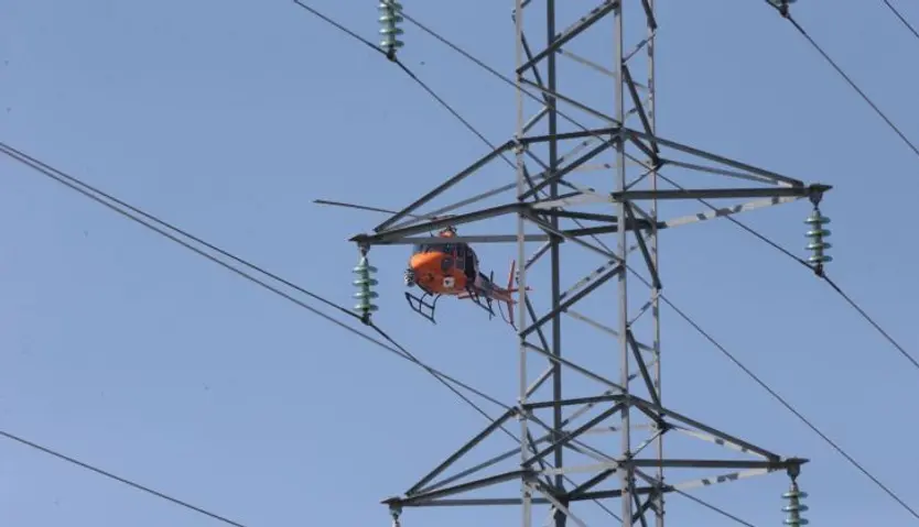 El helicóptero que ha sobrevolado Salamanca en la mañana de este domingo para comprobar el tendido eléctrico (3)