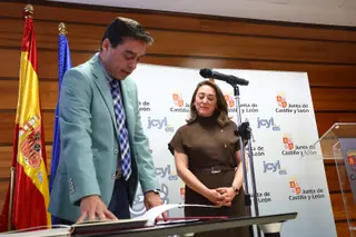 María González Corral se estrena como consejera presidiendo la toma de posesión del salmantino Ángel Sánchez Martín