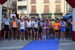 Álvaro Pasán e Isabel Almaraz vencen en la carrera nocturna de Alba de Tormes