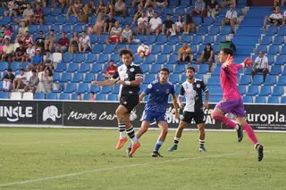 Losada marca de cabeza ante el Badajoz | FOTO JUANES