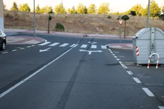 Arranca un árbol tras hacer ‘un recto’ en la calle Victoria al circular a gran velocidad y abandona su vehículo en el lugar (2)
