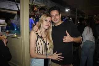 Dos jóvenes disfrutan de las Casetas