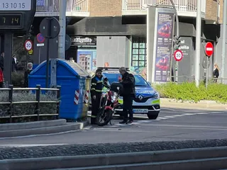 Se da a la fuga tras colisionar con una moto en la Glorieta de la UDS en Salamanca