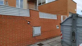GALERÍA | Los Bomberos acuden a Chamberí a reforzar el muro de un chalet derrumbado por un camión de la basura