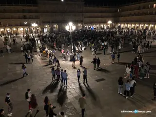 VÍDEO | Cientos de personas celebran el fin del estado de alarma en la Plaza Mayor