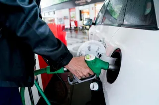 Una persona reposta en una gasolinera | Foto: EP