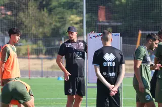 Oriol Riera se prepara para dar instrucciones tácticas a sus jugadores | FOTO ANDREA MATEOS