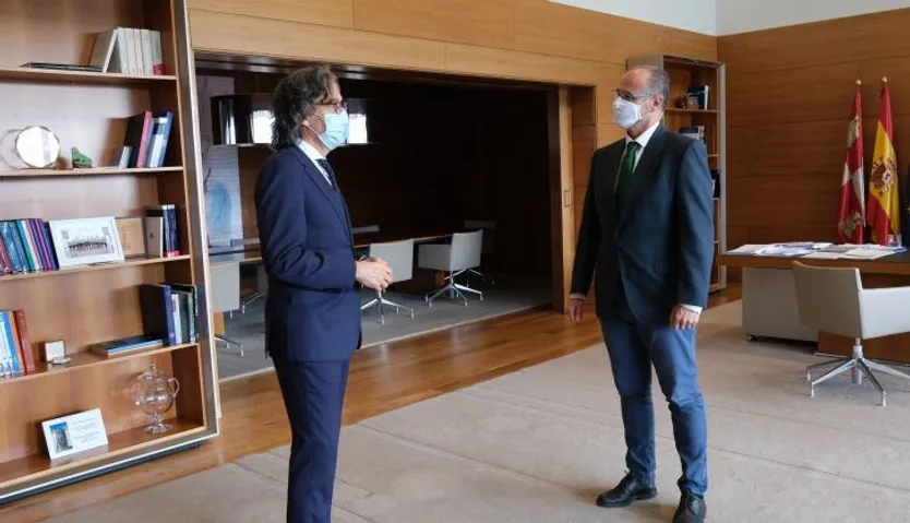 Luis Fuentes recibe al fiscal superior de Castilla y León, Santiago Mena