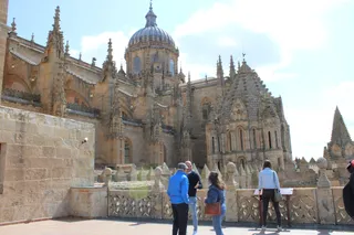 Turistas en Ieronimus, Catedral de Salamanca. Foto de archivo