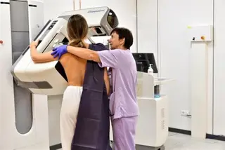 Una mujer realizándose una mamografía | Europa Press