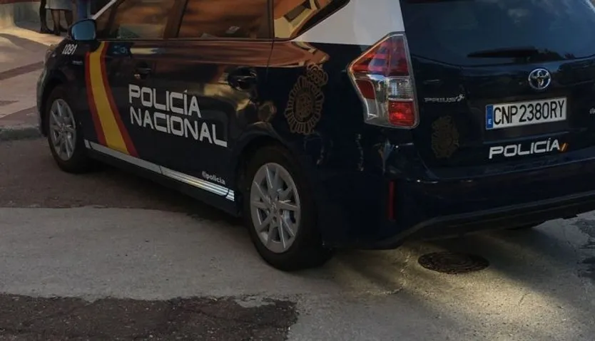 Policía Nacional en el centro de salud de Alamedilla. Foto SALAMANCA 24HORAS.