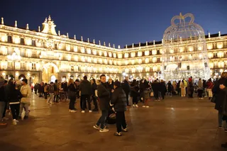 Encendido de las luces de Navidad + coros.