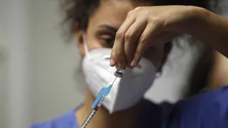 España se queda este verano sin 20 millones de dosis de la vacuna Novavax al retrasar su llegada hasta octubre