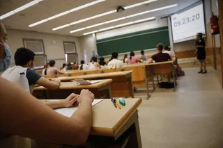 Realización de ejercicios calificativos en una clase. Foto EP