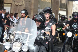 X Custom Biker Da Llegada a la Plaza Mayor