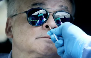 06 May 2020, US, Clearwater: A medic takes a swab from a man inside his car for a Coronavirus (Covid-19) test at the Community Health Center of Pinellas. Photo: Douglas R. Clifford/Tampa Bay Times vi