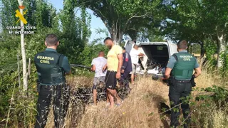 Guardia Civil con los detenidos con el cobre robado | v