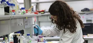 Una investigadora en un laboratorio