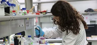 Una investigadora en un laboratorio