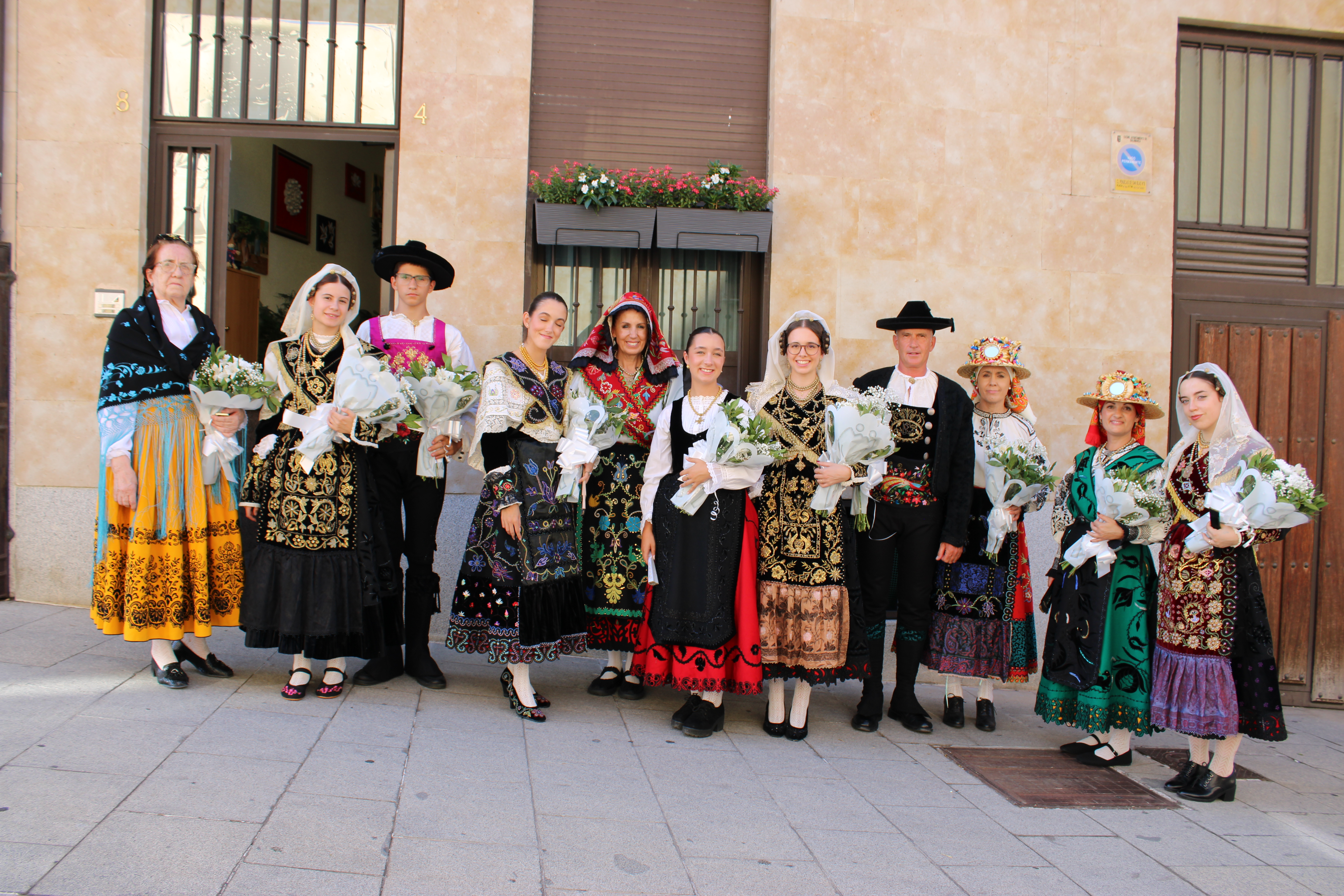 Las once personas vestidas por Carmen Ramos (izq.) minutos antes de la Ofrenda Floral