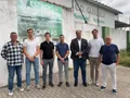 El alcalde de Guijuelo, Roberto Martín, familiares de Luis Ramos, miembros del equipo de Veteranos y ex directivos del club durante la presentación del IV Memorial Luis Ramos