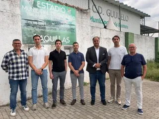El alcalde de Guijuelo, Roberto Martín, familiares de Luis Ramos, miembros del equipo de Veteranos y ex directivos del club durante la presentación del IV Memorial Luis Ramos